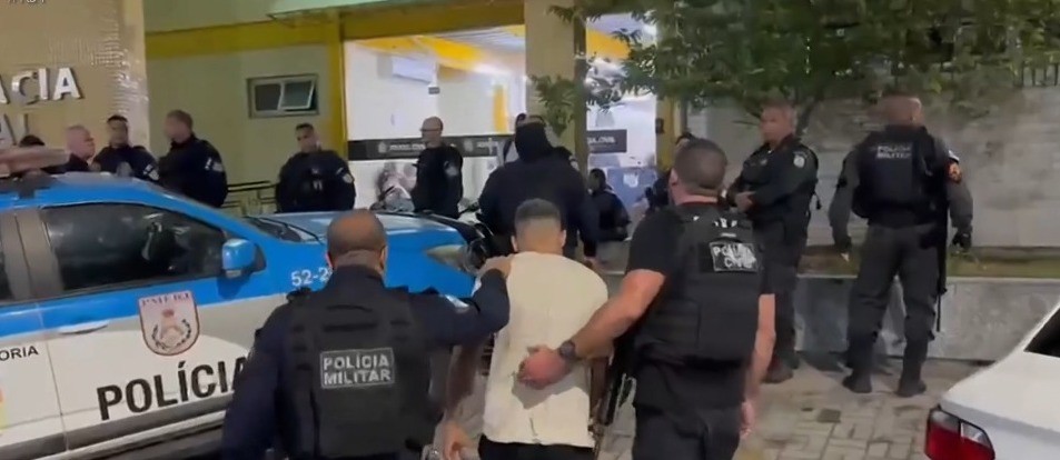 Policial militar é preso em Duque de Caxias com 8 veículos roubados em operação da polícia