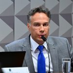 Presidente de associação investigada pela PF recebeu Auxílio Emergencial e se recusou a falar na CPI do INSS
