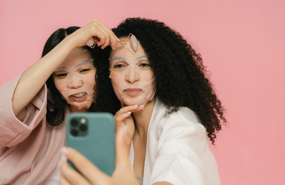 Skincare Exagerado: Como Rotinas Virais e Produtos de Redes Sociais Danificam a Pele