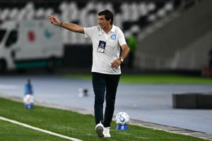 Técnico do Racing critica gramado sintético do Botafogo e se compara a Neymar