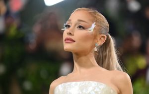 Ariana Grande exige retirada de música usada pelo ICE em vídeo sobre deportações