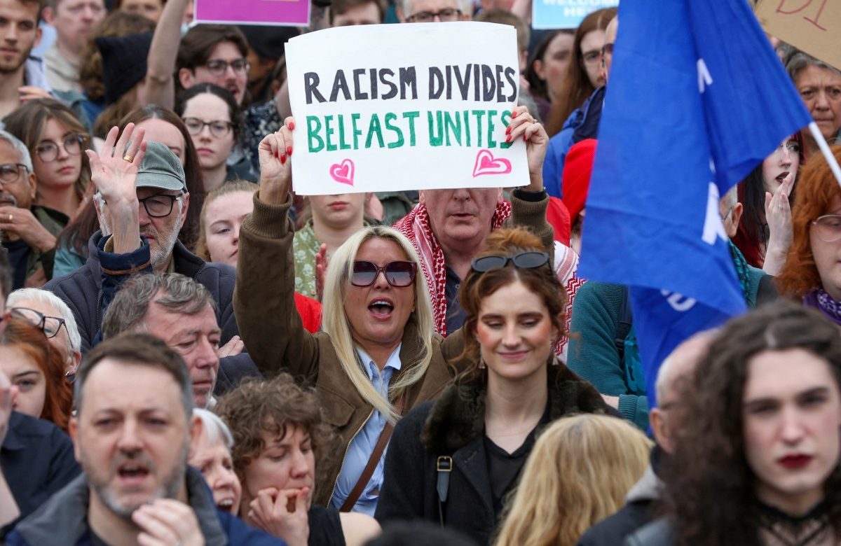 Belfast se mobiliza contra xenofobia: milhares protestam após distúrbios anti-imigração na Irlanda do Norte