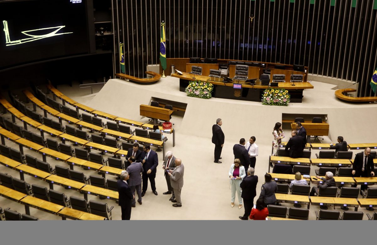 Câmara vota PL que acaba com escala 6×1 na terça-feira; relator busca adequar CLT à PEC aprovada