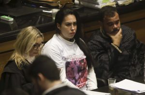 Defesa de Monique Medeiros exibe camiseta com foto da ré e filho no julgamento de Henry Borel
