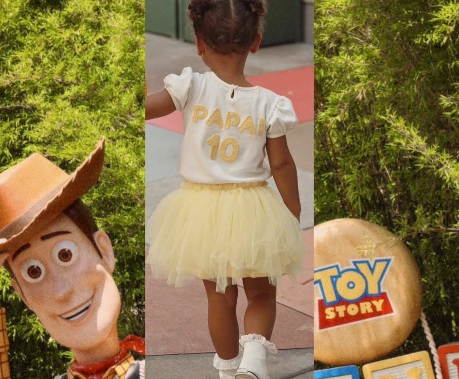 Filha de Neymar usa camisa número 10 em homenagem ao pai durante passeio na Disney