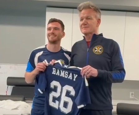 Gordon Ramsay visita concentração da Escócia na Copa do Mundo 2026 e oferece asinhas de frango grátis