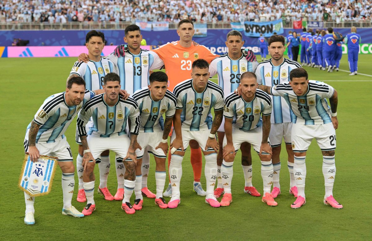 Messi usa chuteira personalizada na Copa do Mundo 2026 enquanto tendência rosa domina o torneio