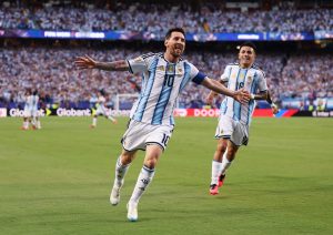 Messi iguala Mbappé com 14 gols em Copas e se aproxima de recorde histórico