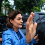 Michelle Bolsonaro faz campanha remota de casa, monta bancada feminina e aprofunda disputa silenciosa com Flávio