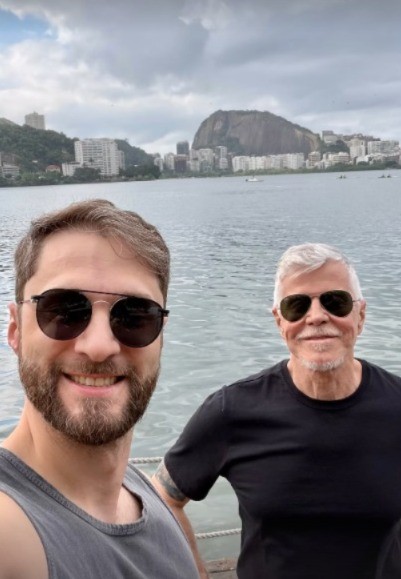 Miguel Falabella compartilha momento com namorado em passeio romântico no Rio de Janeiro
