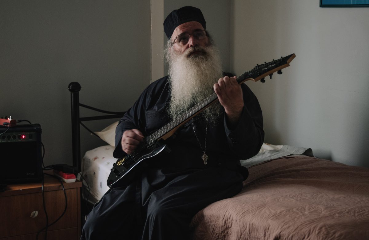 Padre Grego Revoluciona Cena Musical com Álbum de Drone Metal Místico: Conheça Dionysios Tabakis