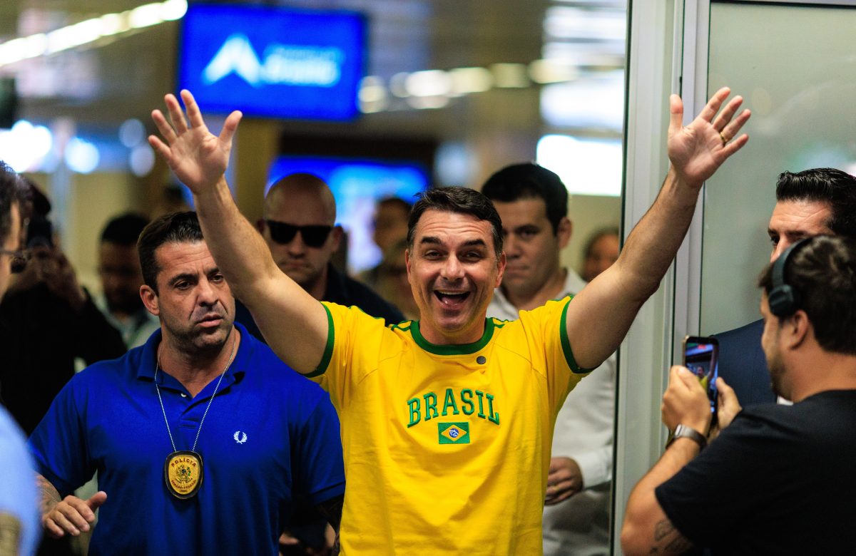 UNE apresenta notícia-crime contra Flávio Bolsonaro na PGR por declarações sobre Trump