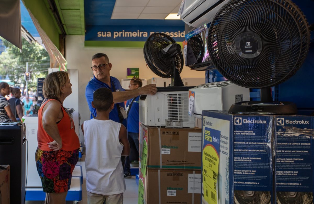 Além da Conta: Como o Consumo Parcelado Moldou a Cultura de Endividamento Brasileiro