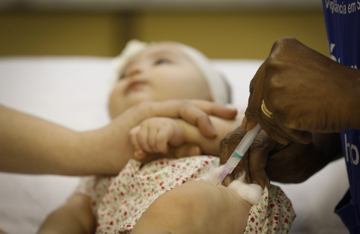 América Latina recupera vacinação infantil pós-pandemia, mas cobertura contra sarampo ainda preocupa