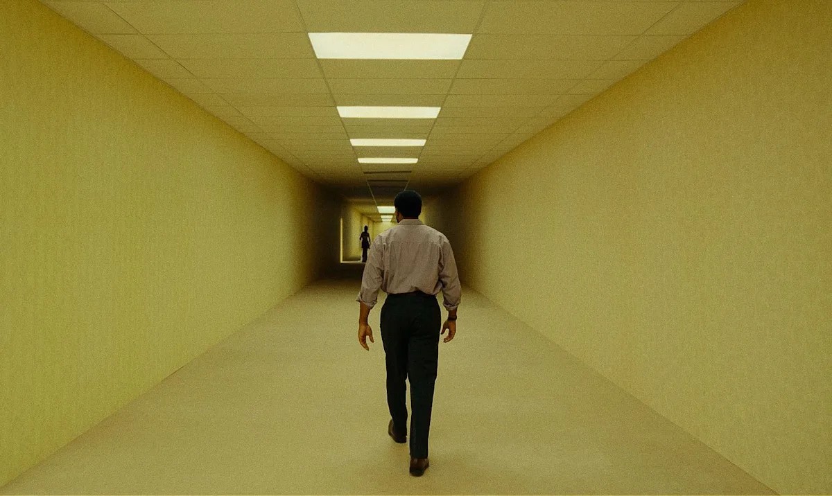 Backrooms: Um Não-Lugar reestreia nos cinemas brasileiros com 15 minutos de cenas inéditas