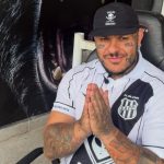 Conar adverte Ponte Preta e Mansão Maromba por exposição de bebida alcoólica em uniforme
