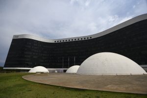 Desinformação sobre urnas eletrônicas exige vigilância do TSE contra campanhas políticas