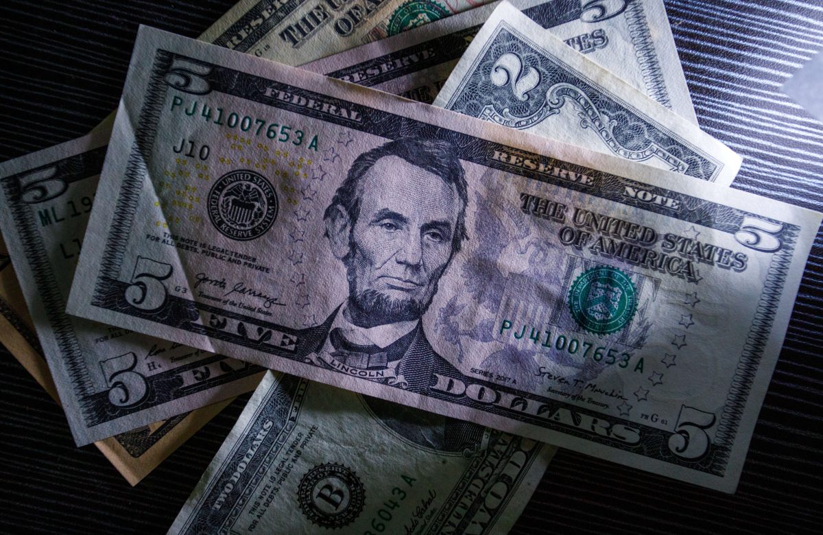 Dólar cai para R$ 5,06 e Bolsa dispara com alta do petróleo Brent no mercado