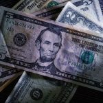 Dólar cai para R$ 5,06 e Bolsa dispara com alta do petróleo Brent no mercado