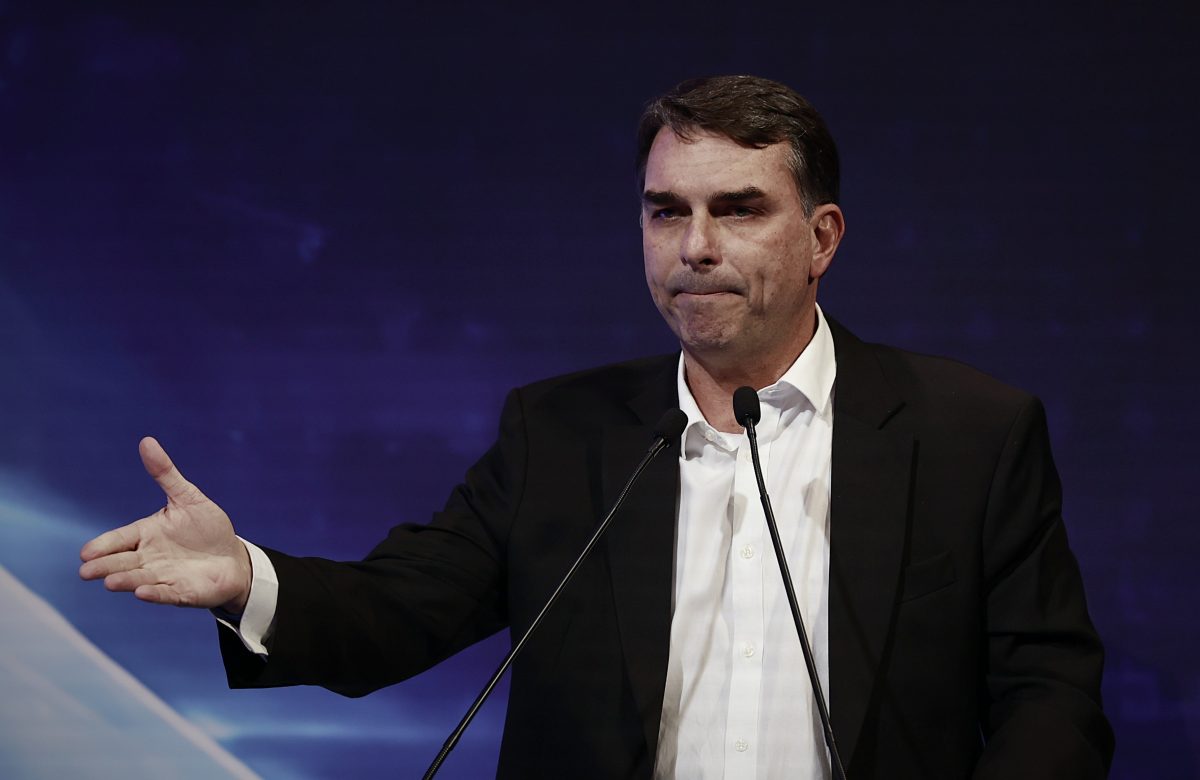 Escritório de Flávio Bolsonaro contratado por empresa ligada a consultoria que recebeu milhões do Banco Master