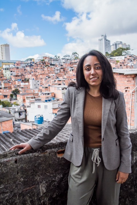 Ester Carro: Arquiteta Social Transforma Espaços Públicos e Casas em Comunidades Carentes
