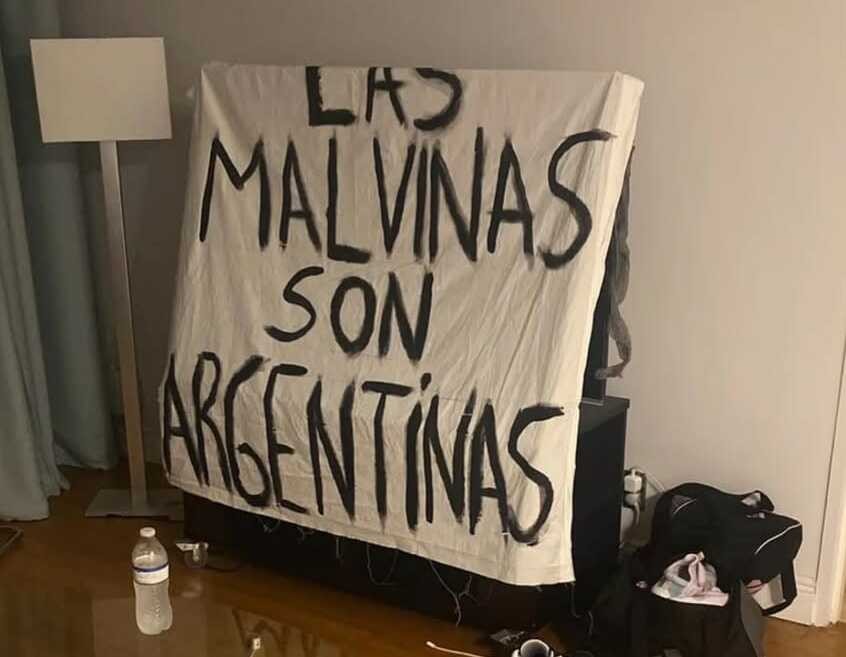 Faixa das Malvinas pintada em lençol de hotel é guardada por roupeiro da Argentina após semifinal da Copa 2026