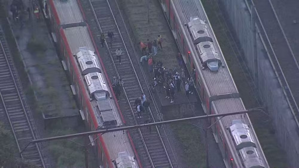 Incêndio em trem de SP causa caos: passageiros evacuados e trilhos bloqueados nas linhas Coral, Safira e Jade