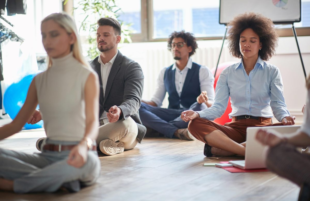 Meditação no Trabalho: O Que a Ciência Comprova Sobre Redução de Estresse