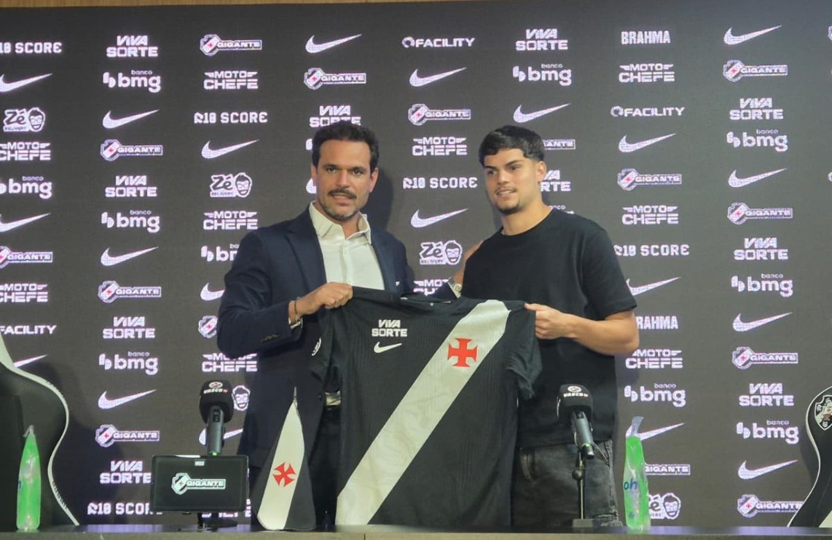 Paulinho é apresentado como novo lateral do Vasco: 'Não via a hora de estar aqui'