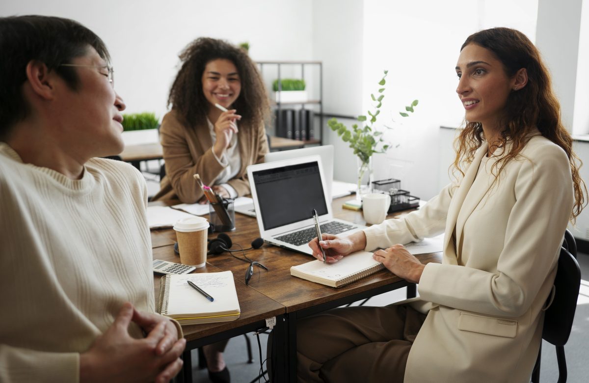 Pessoas Silenciosas em Grupo: O Que a Psicologia Revela Sobre Esse Comportamento