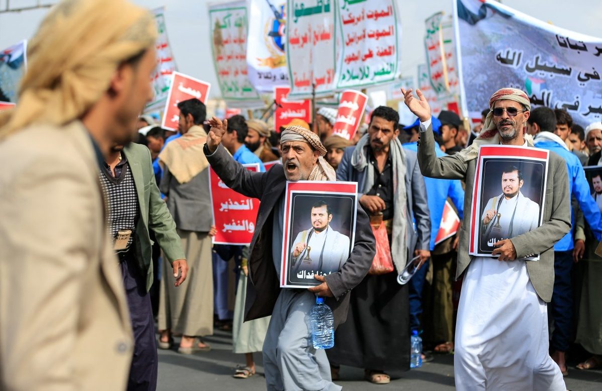 Petroleiros da Arábia Saudita fazem meia-volta no Mar Vermelho diante de ameaças dos houthis