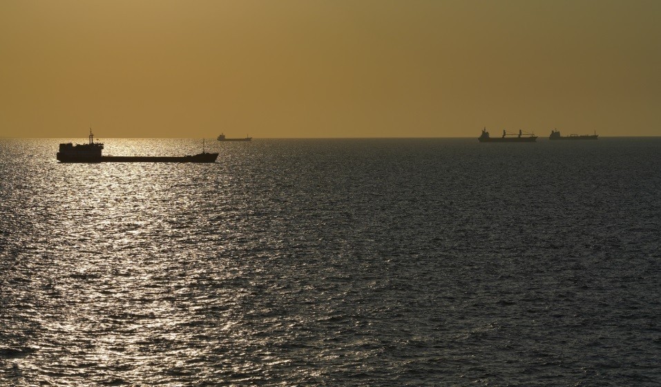 Petróleo sobe 6% e Brent ultrapassa US$ 100 após ataques Houthi no Mar Vermelho