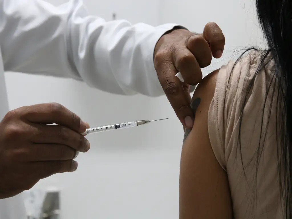 Rio amplia vacinação contra Covid-19: saiba quem pode se imunizar a partir de terça-feira