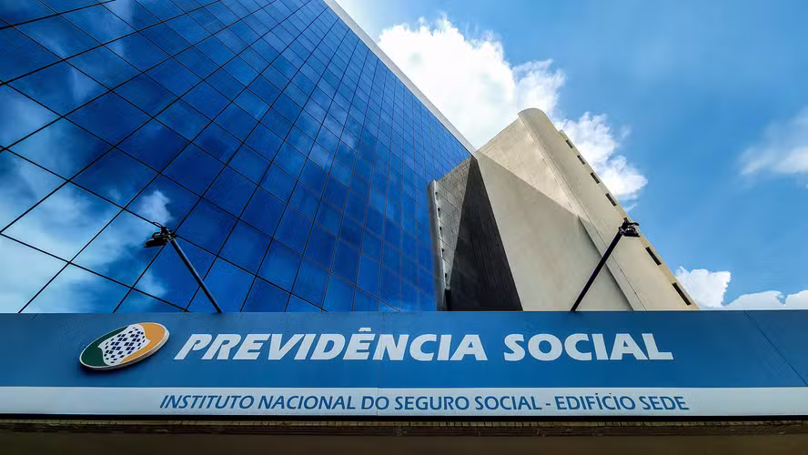 Aposentados que dependem de cuidador podem receber acréscimo de 25% do INSS