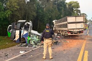 Acidente na BR-373 no Paraná: colisão entre ônibus e carreta deixa 23 mortos