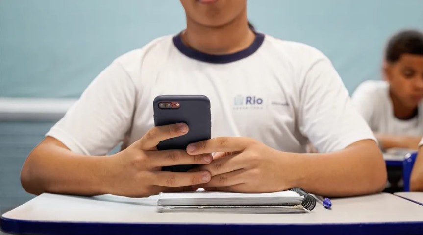 70% dos alunos do Ensino Médio usam IA, mas apenas 33% sabem identificar seus erros