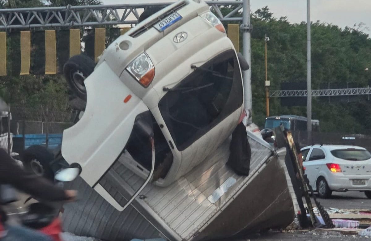 Caminhão tomba na Linha Amarela e causa congestionamento intenso no sentido Barra da Tijuca