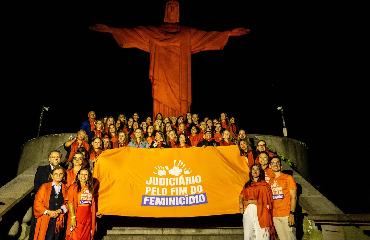 Cristo Redentor Iluminado de Laranja em Comemoração dos 20 Anos da Lei Maria da Penha