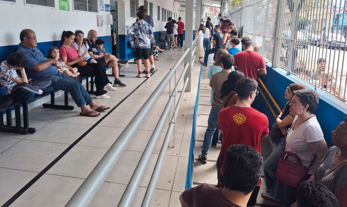 Filas e aglomerações marcam primeiro sábado de campanha contra sarampo em São Paulo