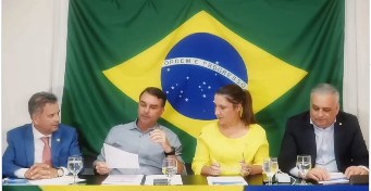 Flávio Bolsonaro alega recebimento de e-mails de filiação do Missão, mas classifica como spam
