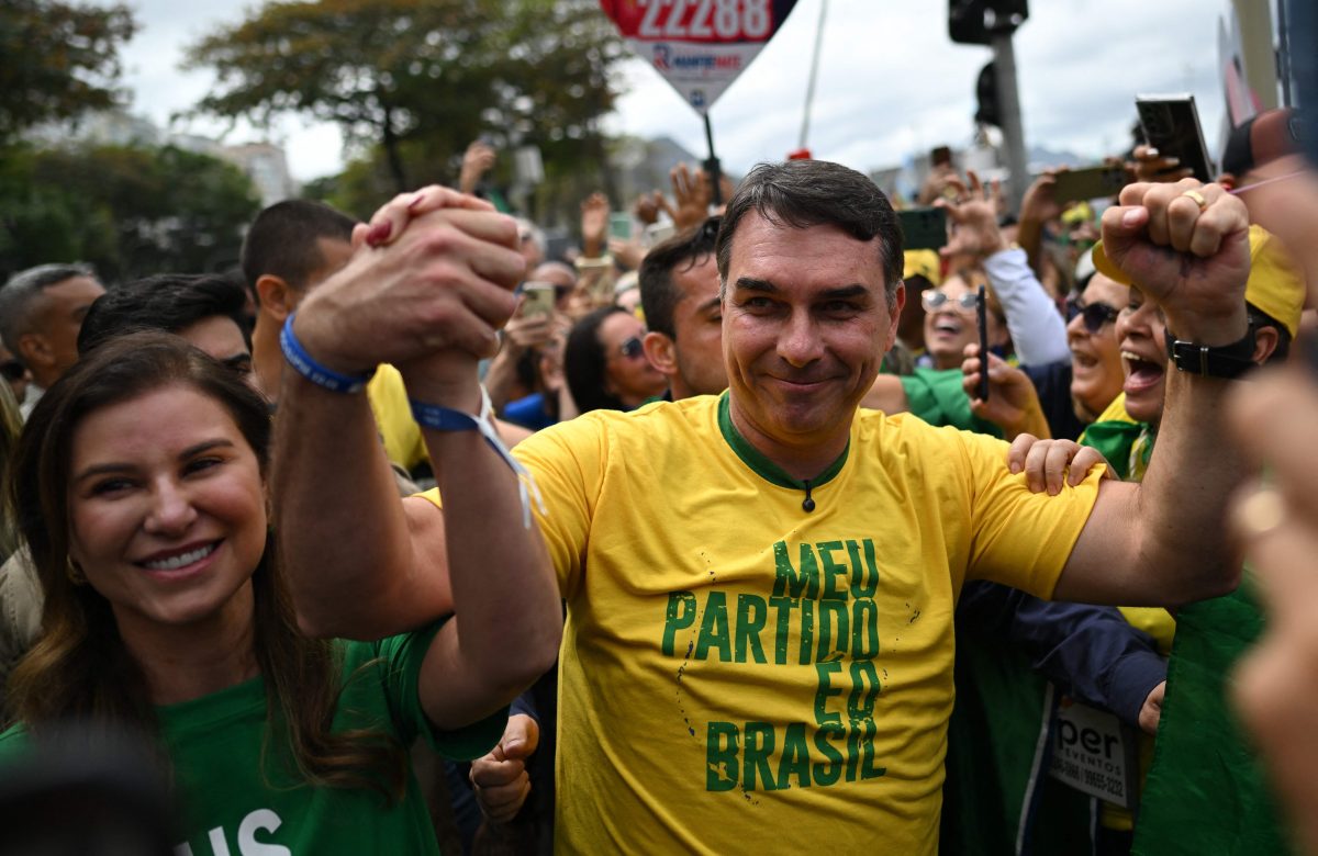 Flávio Bolsonaro comete erro político ao se comparar com filho de Pelé durante campanha
