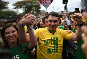 Flávio Bolsonaro comete erro político ao se comparar com filho de Pelé durante campanha