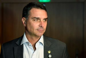 Flávio Bolsonaro vincula caso Lulinha ao Planalto em propaganda de TV e promete abordar crise econômica das famílias