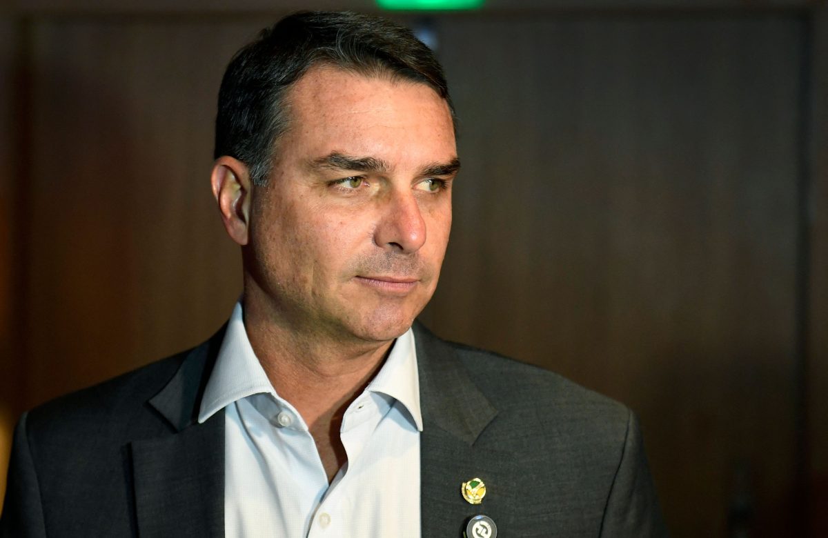 Flávio Bolsonaro sofre vaia inesperada no Rio e enfrenta controvérsia sobre proximidade com Daniel Vorcaro