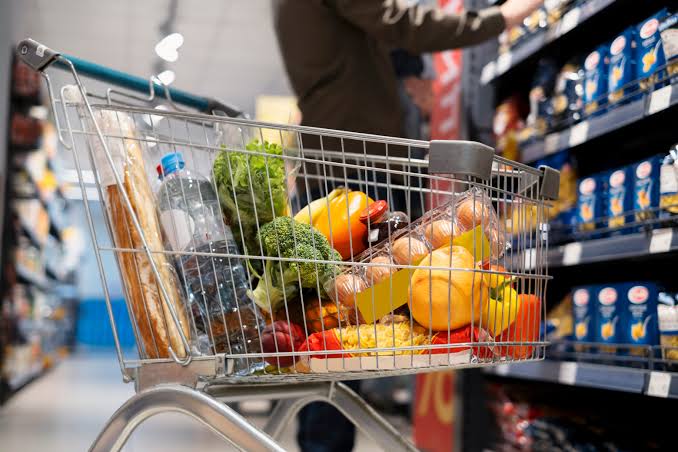 Compra do mês consome quase dois terços do salário mínimo do brasileiro, aponta estudo