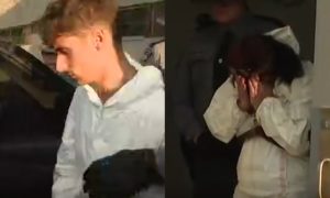 Jogadora de futebol universitária morta: namorado de 18 anos preso alega possessão demoníaca; mãe acusada de encobrimento