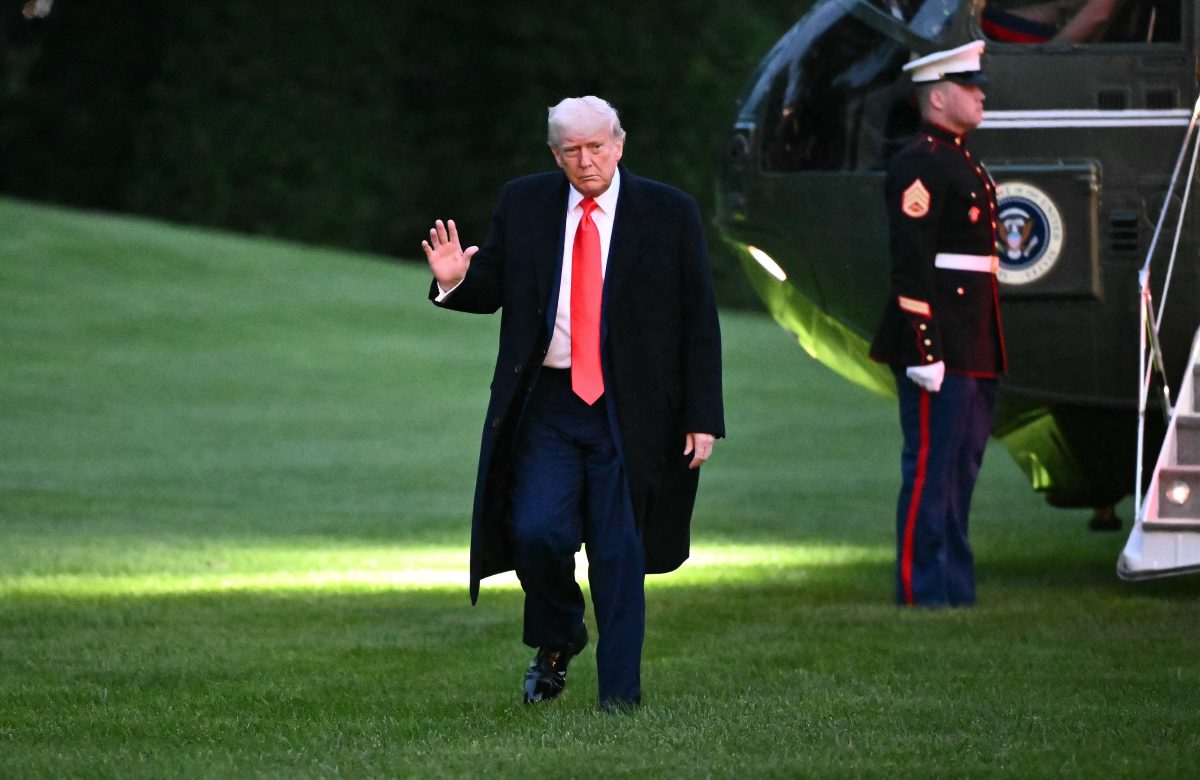 Marine One passa a 1,2 km de avião comercial em Washington: novo incidente aéreo preocupa