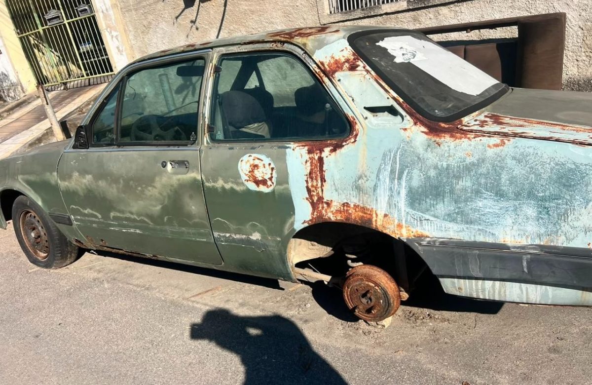 Niterói remove mais de 500 carros abandonados das ruas em 2025: operação libera vagas e melhora limpeza urbana
