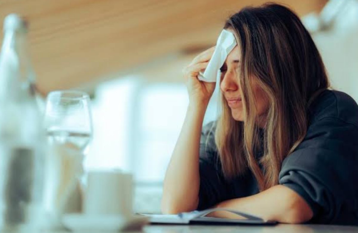 Perimenopausa: Como Diferenciar Ansiedade e Cansaço dos Sintomas Reais da Transição Hormonal