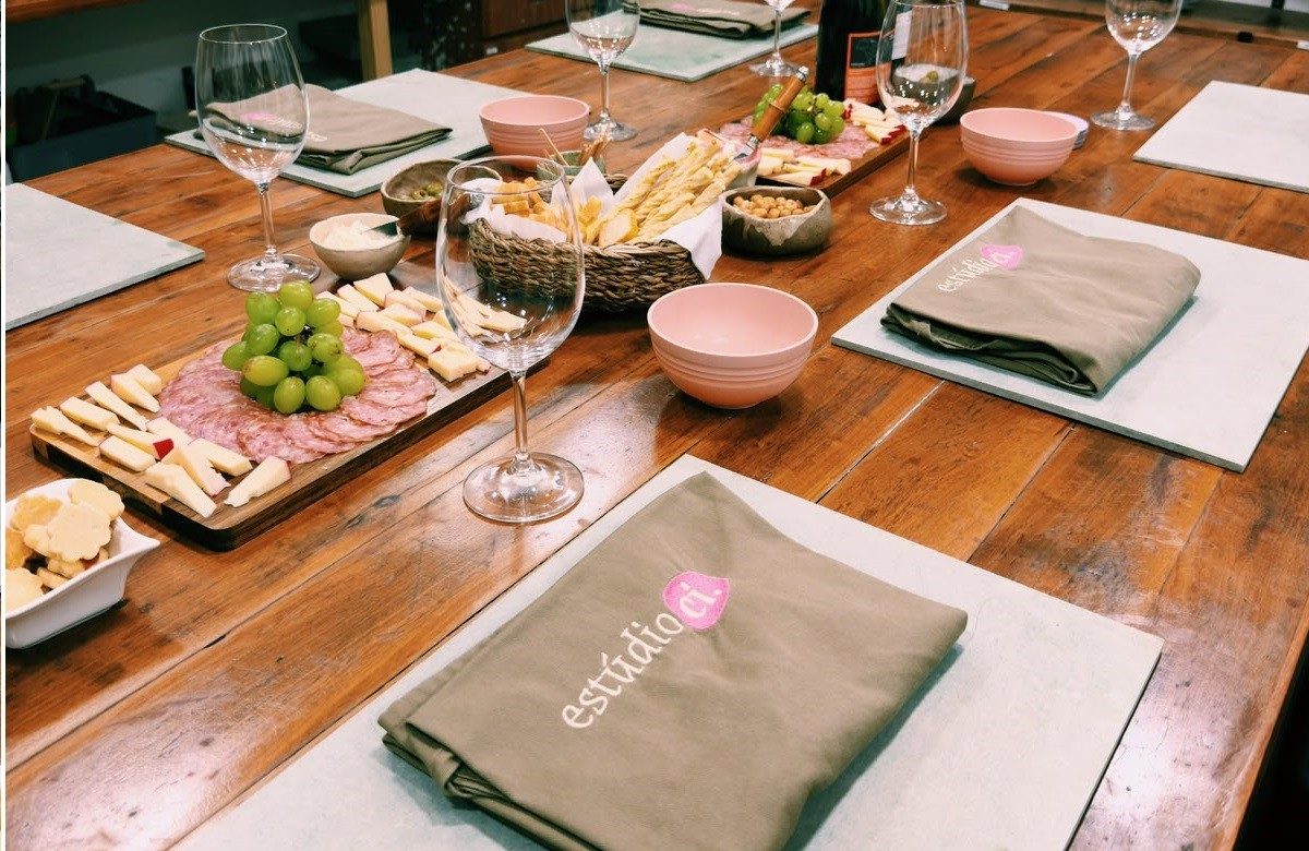 Shopping da Gávea oferece experiência única com cerâmica, vinho e literatura no Estúdio Ci